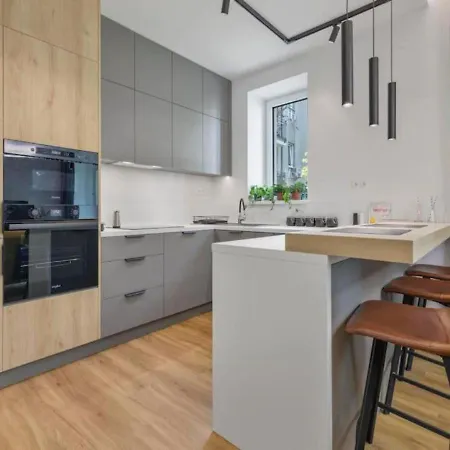 Modern Near Train Station With Balcony #7 Apartment