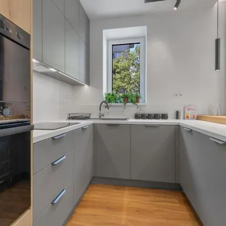 Modern Near Train Station With Balcony #7 Apartment *