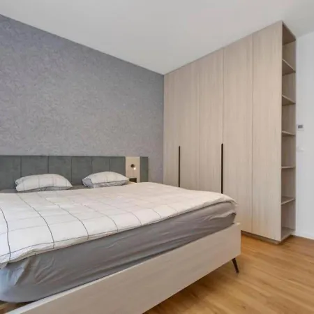 Apartment Modern Near Train Station With Balcony #7 *