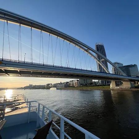 Novo Balcony Near Train Station *