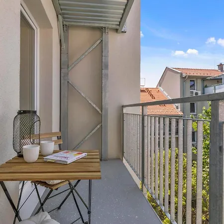 Novo Balcony Near Train Station Apartment *