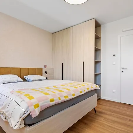 Novo Balcony Near Train Station Apartment *