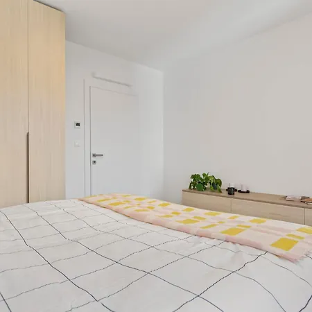 Novo Balcony Near Train Station Apartment *