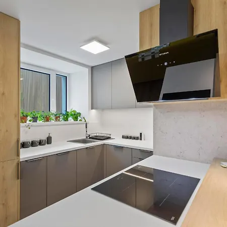 Novo Balcony Near Train Station Apartment