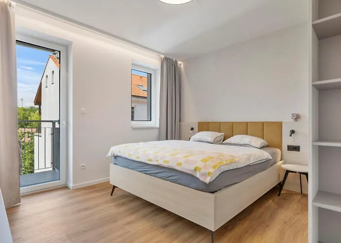 Novo Balcony Near Train Station Apartment *