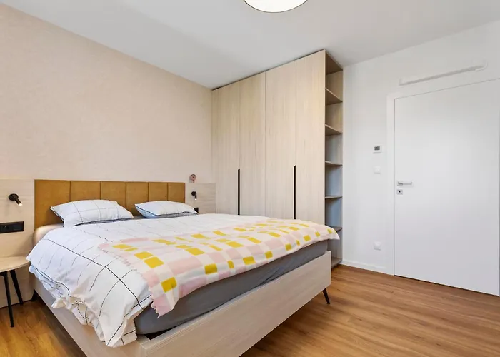 Novo Balcony Near Train Station Apartment *