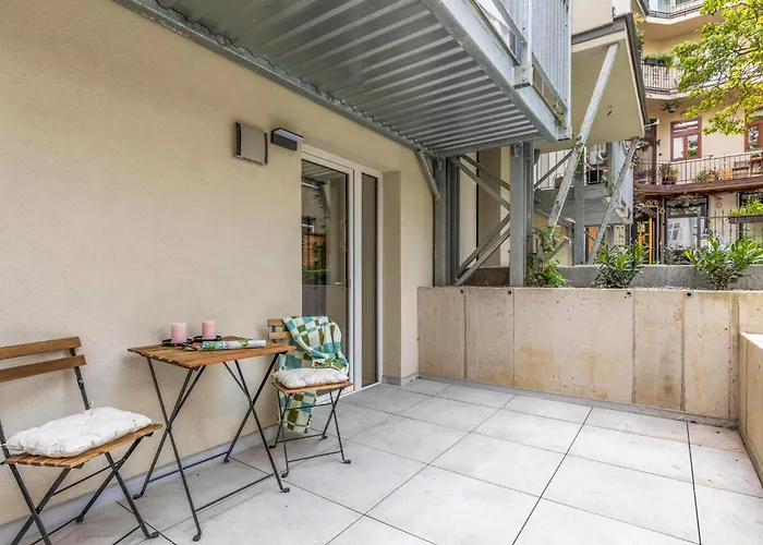 Novo Balcony Near Train Station Apartment *