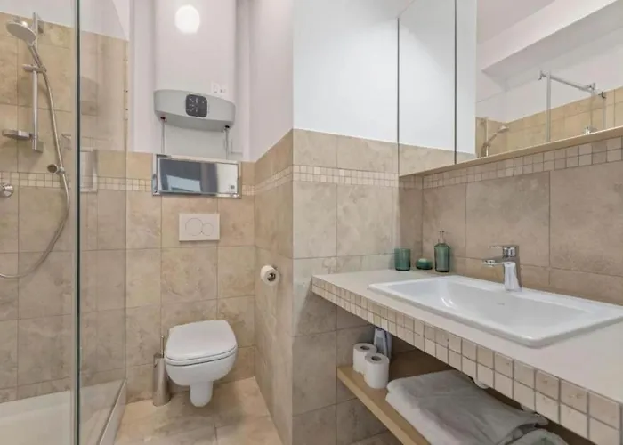 Novo Balcony Near Train Station 아파트