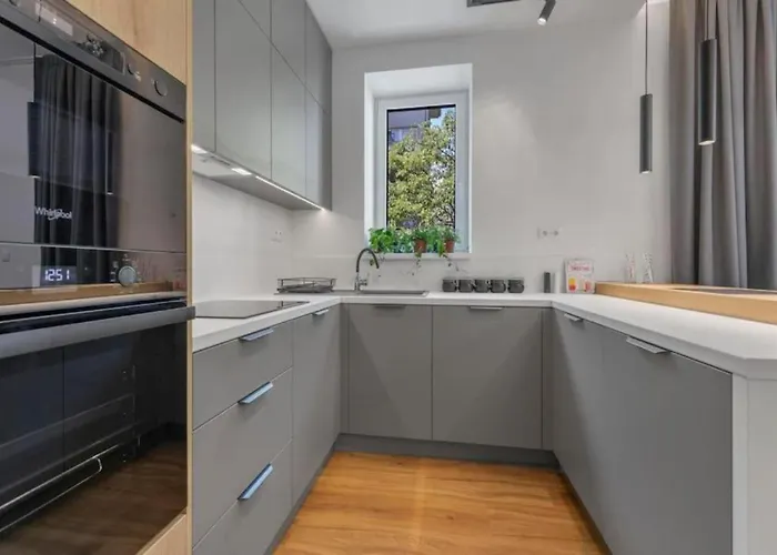 Novo Balcony Near Train Station 아파트 *