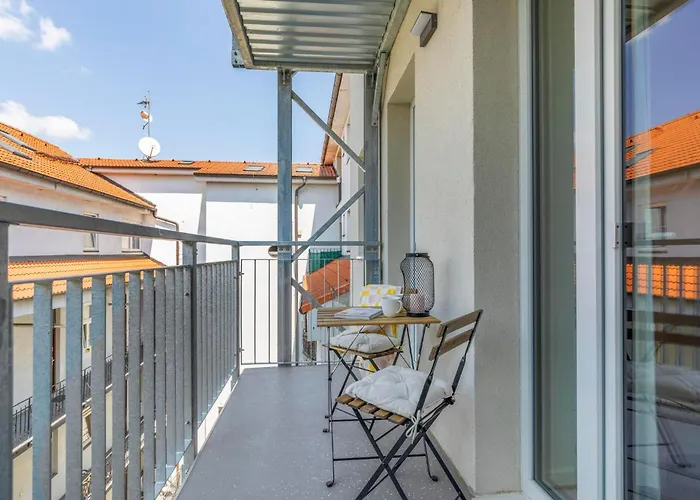 Novo Balcony Near Train Station