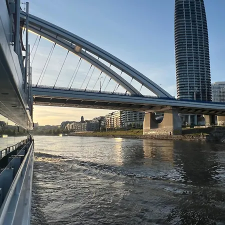 Novo Balcony Near Train Station Διαμέρισμα